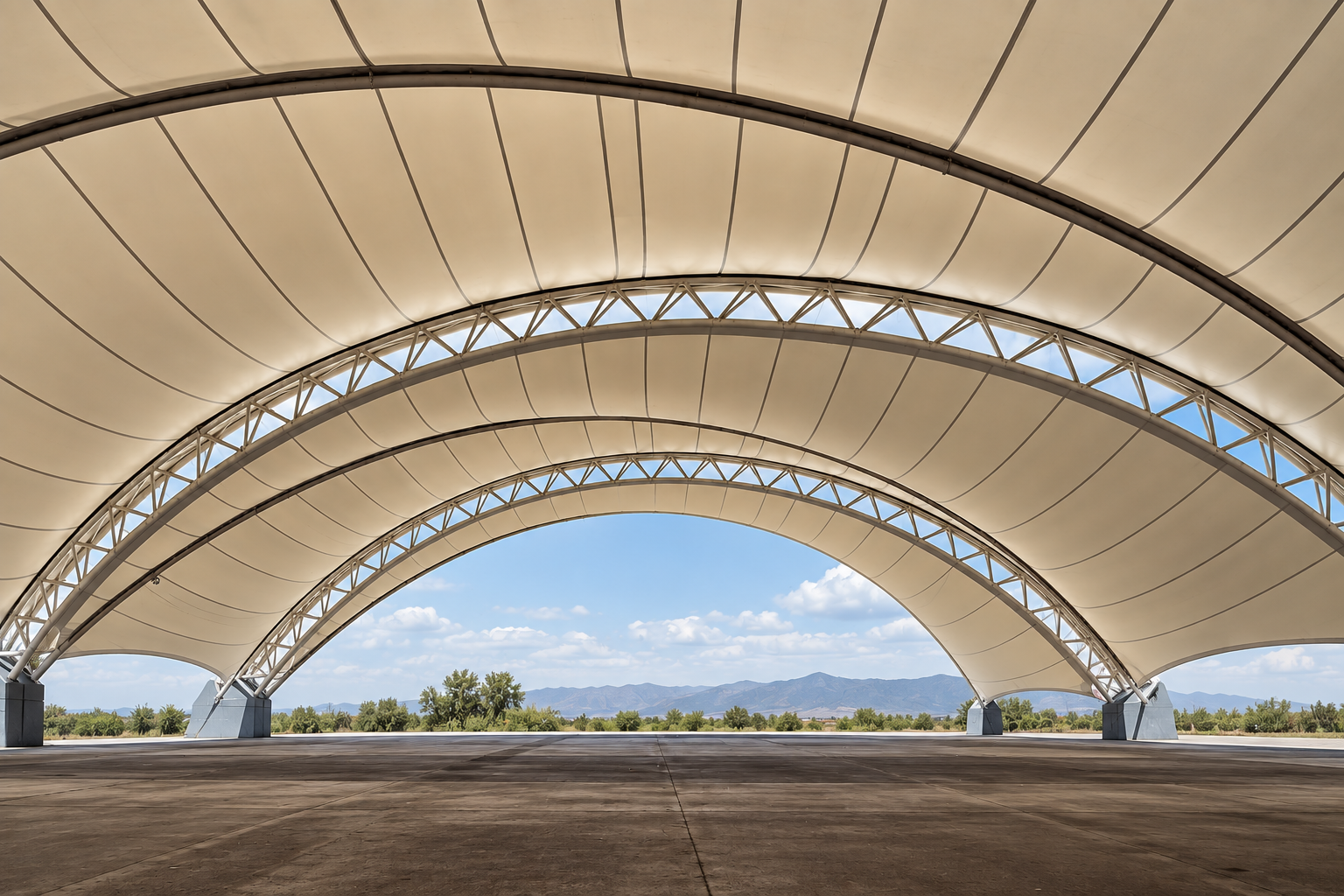 Cubierta de ingeniería estructural con arcos de acero y geometría tensada